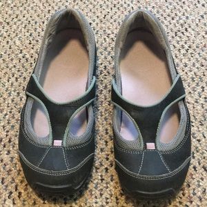 3/$15 Ahnu slip on flat shoes